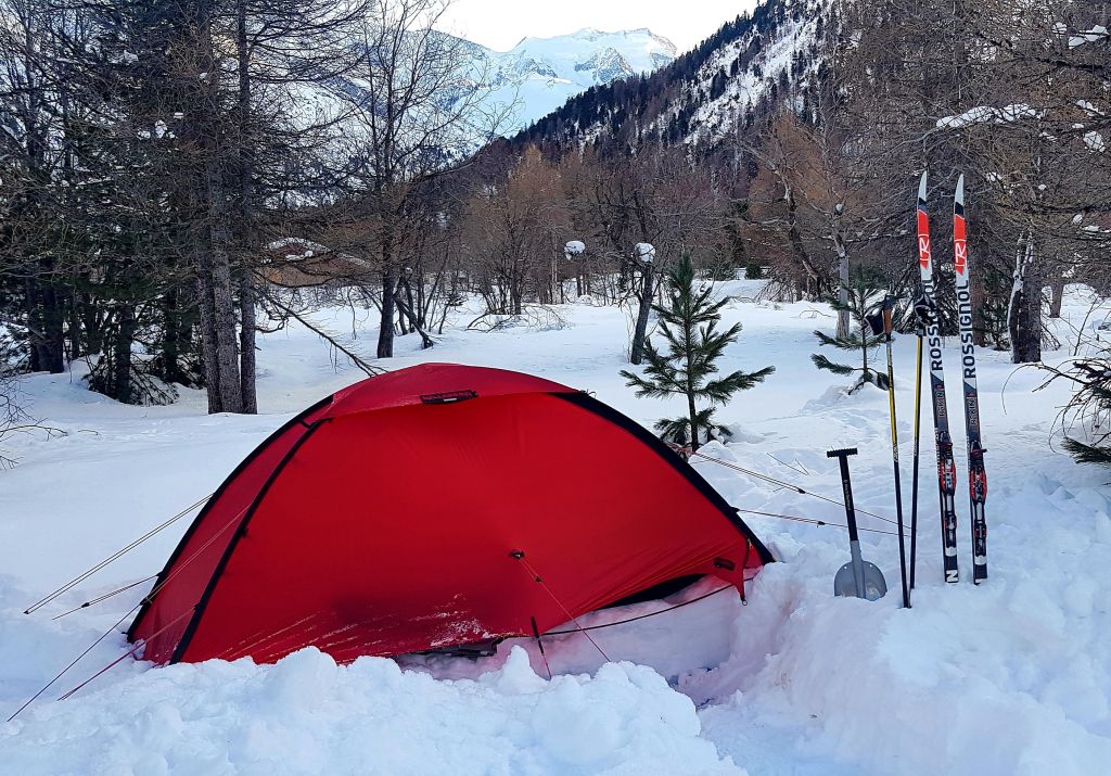 Zelt und Ski vor der Bellavista